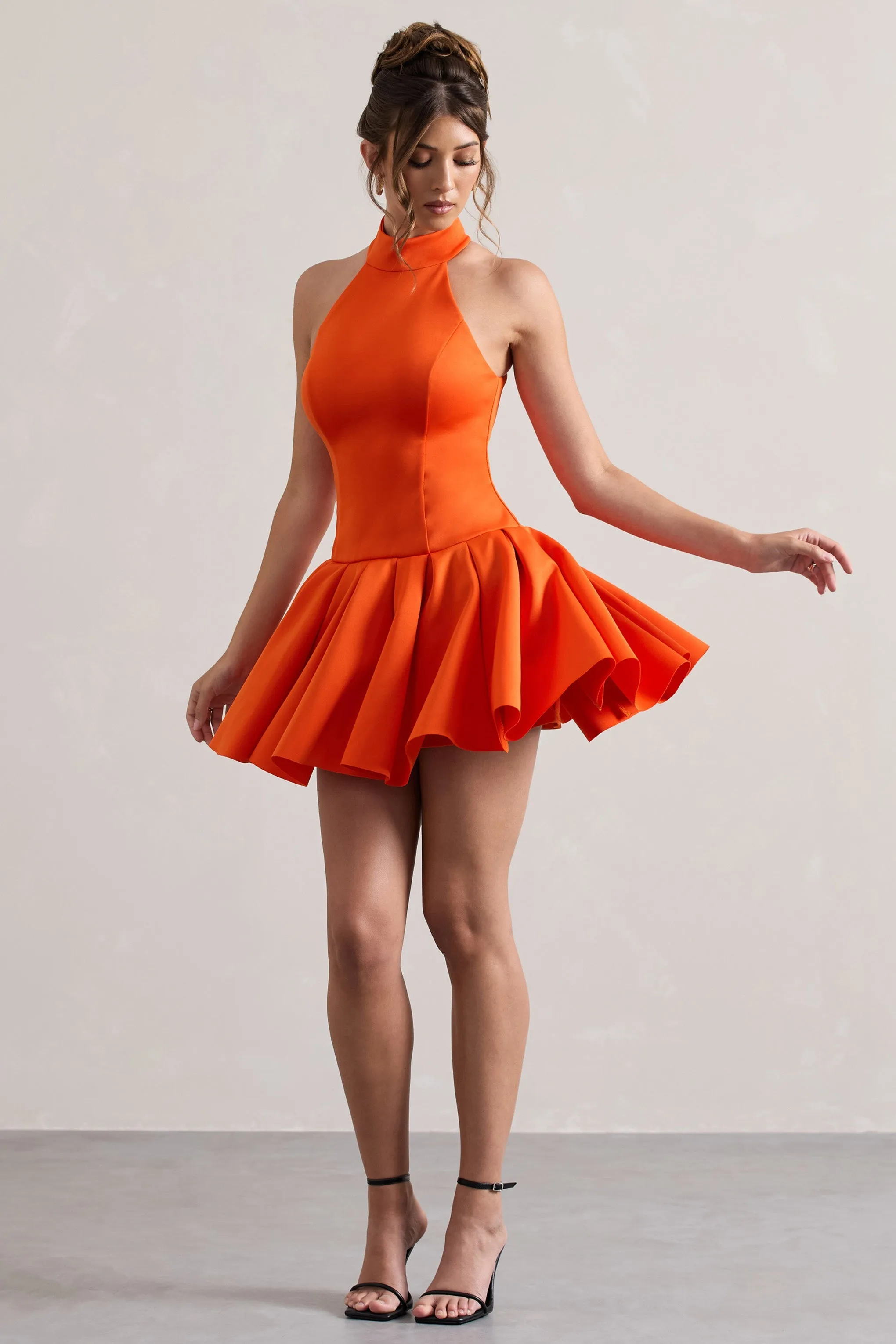 Masterpiece | Mini-robe orange avec col haut et ourlet volumineux